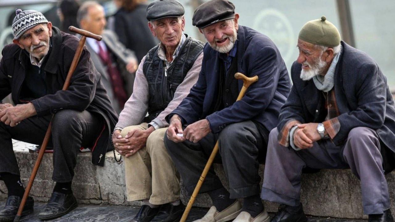 Belediye meclisi onayladı! Emekliler fatura ve toplu taşıma ücreti ödemeyecek