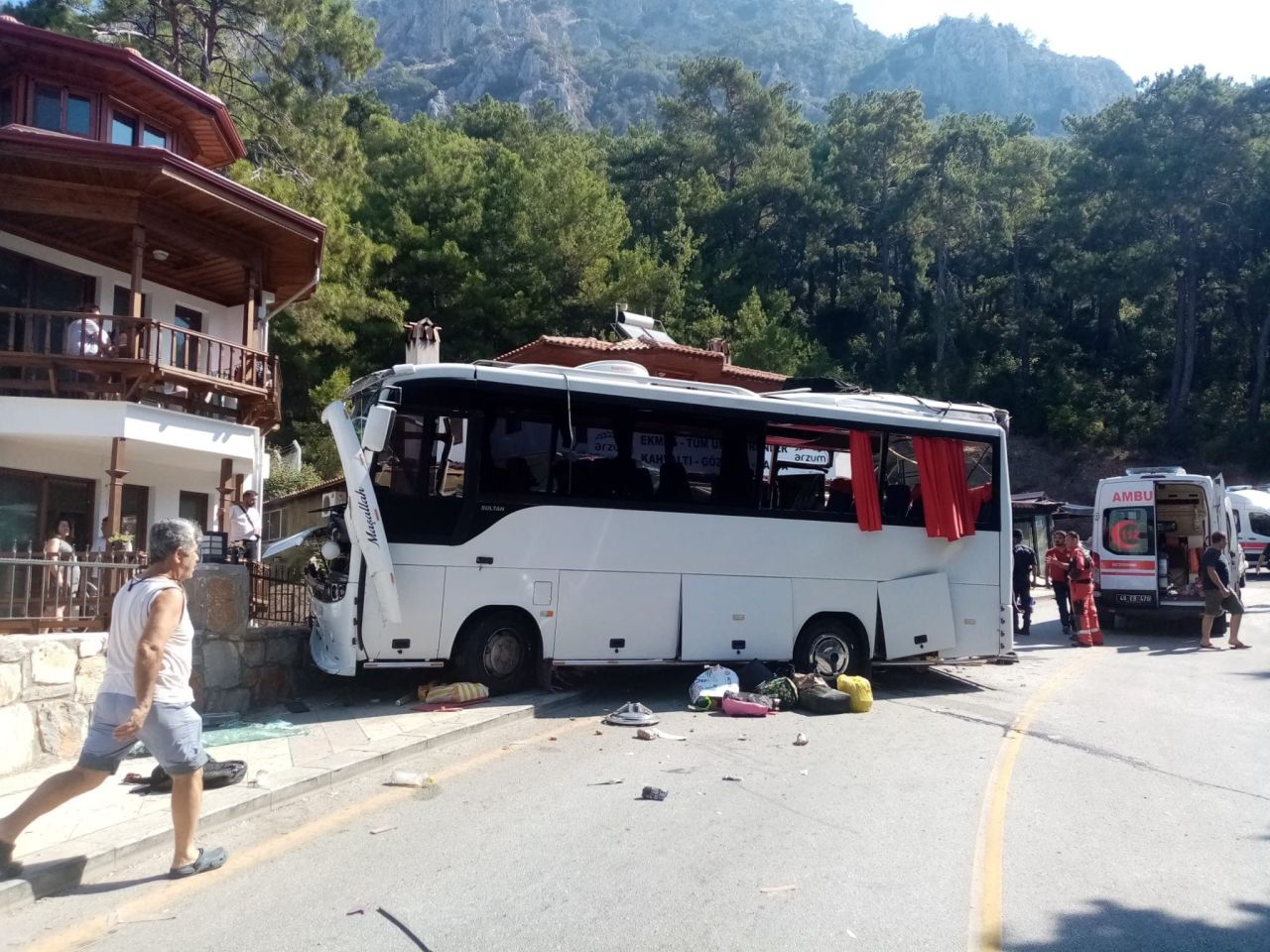 Muğla'da tur otobüsü dehşeti: Çok sayıda ölü ve yaralılar var - 1. Resim