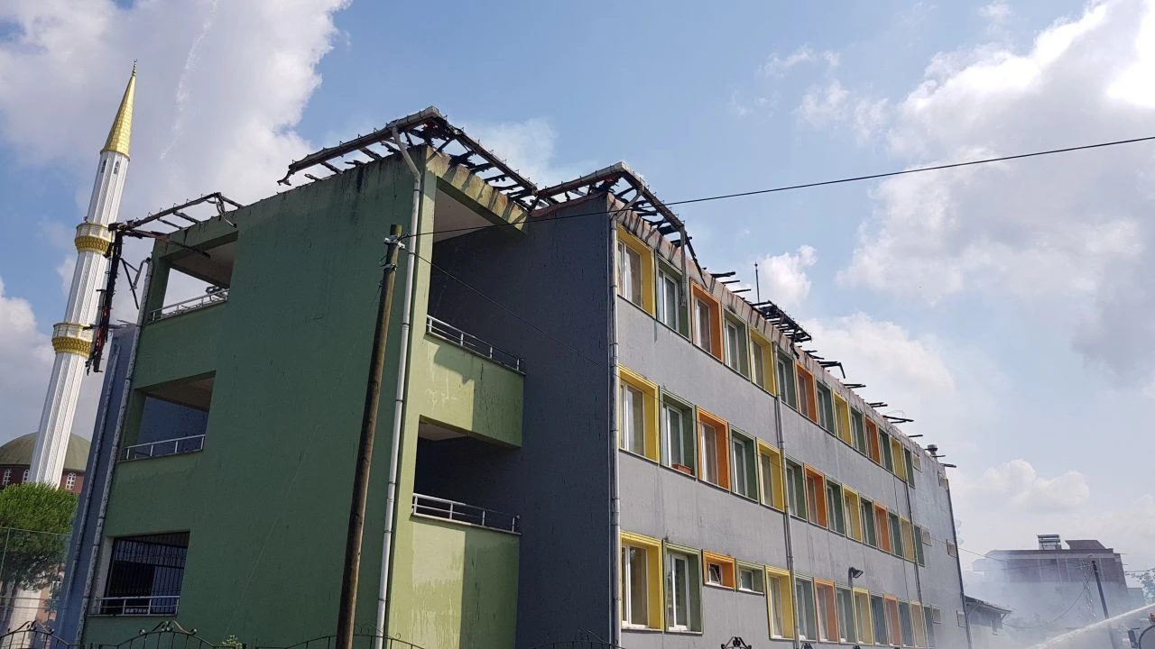 Türk bayrağını bırakmadı! Alevlerin içine atladı - 1. Resim