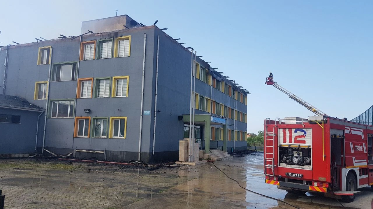 Türk bayrağını bırakmadı! Alevlerin içine atladı - 3. Resim