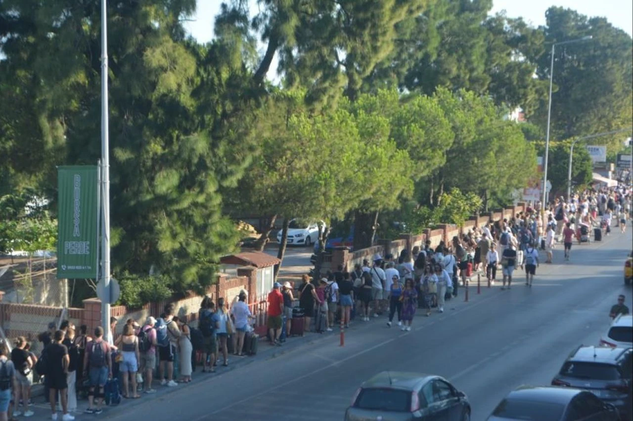 Yunan Adaları'na Türk akını! Tatili fırsat bilip kuyruğa girdiler