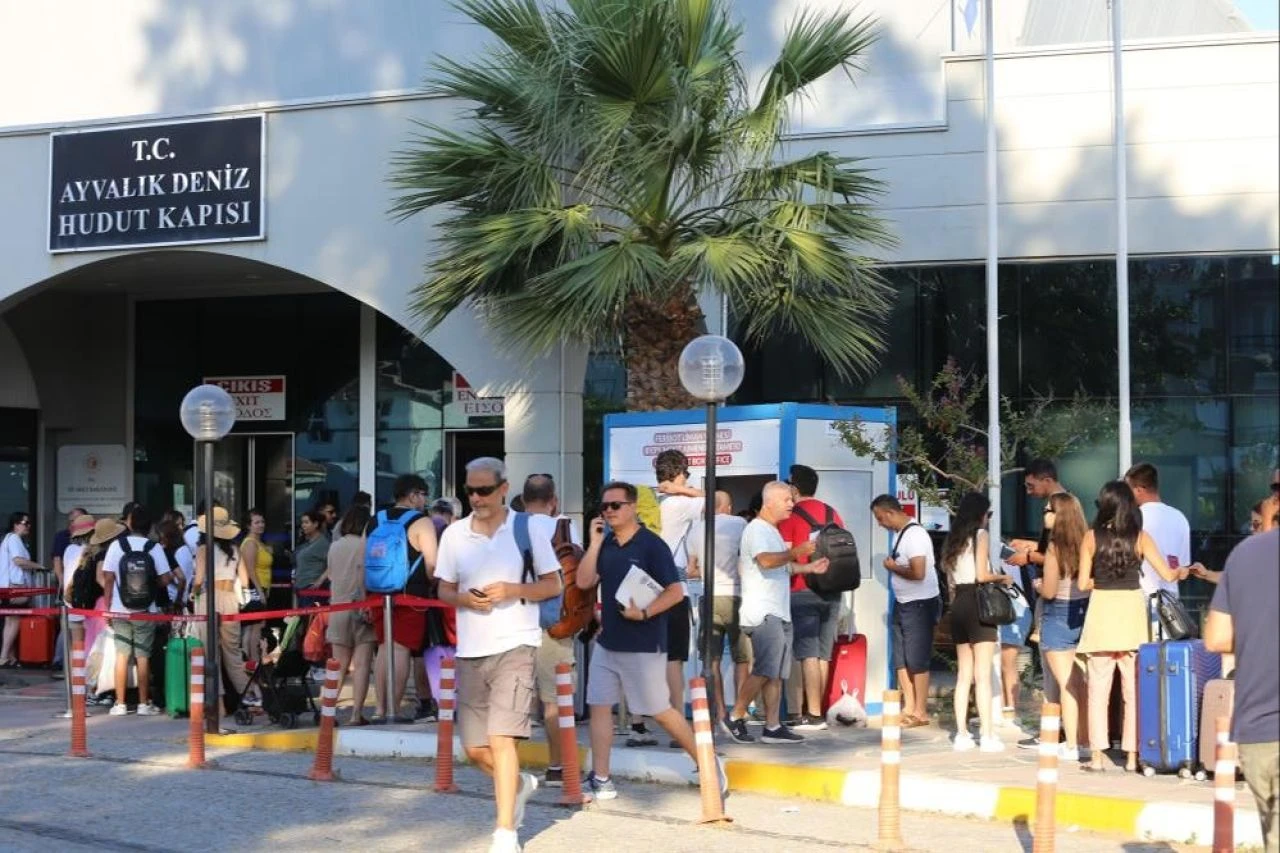 Yunan Adaları'na Türk akını! Tatili fırsat bilip kuyruğa girdiler