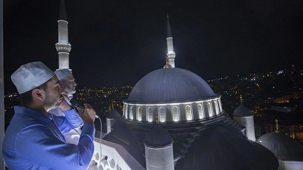 15 Temmuz Demokrası ve Milli Birlik Günü nedeniyle sela okunuyor