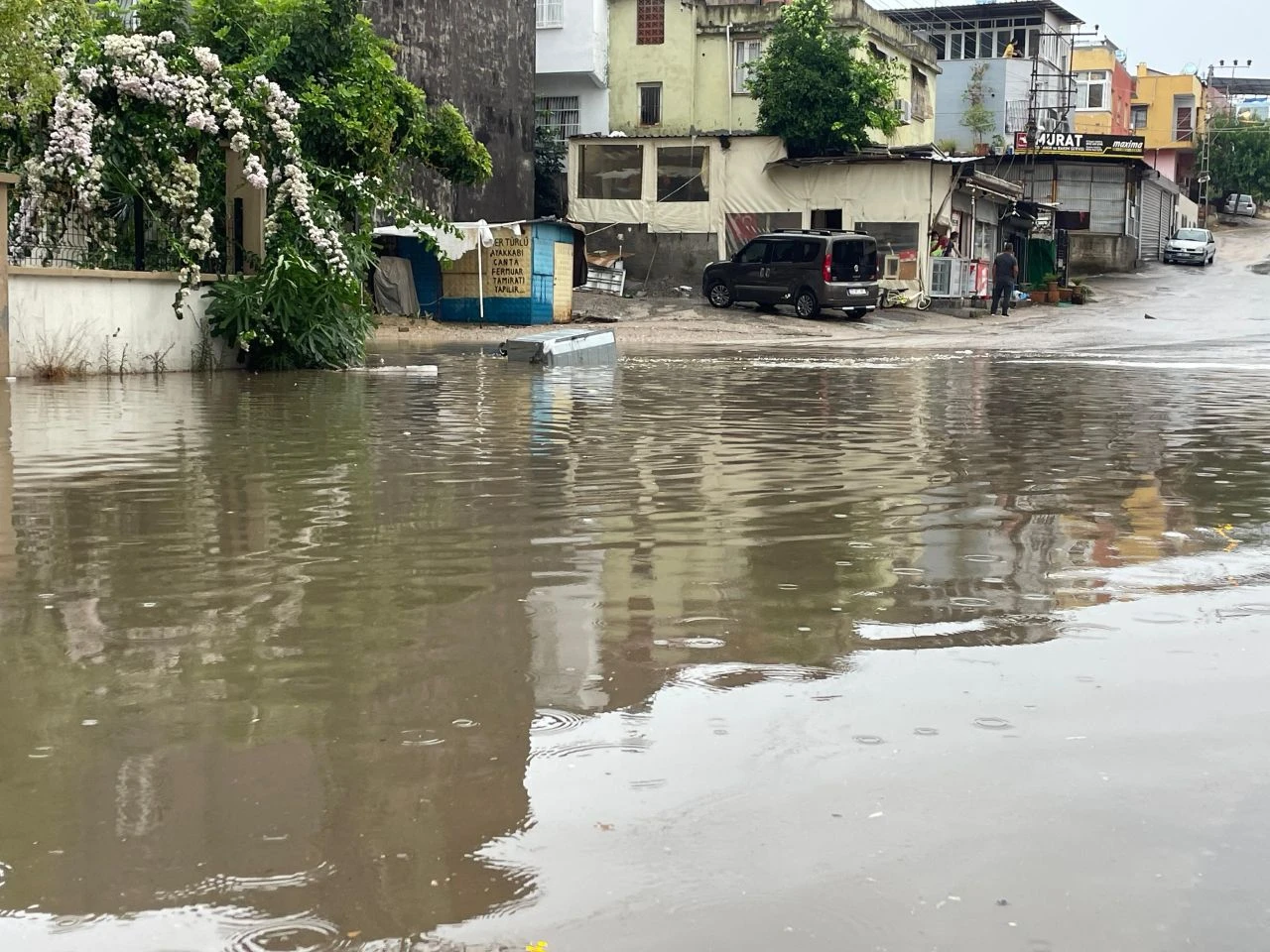 Adana'da hava bir anda karardı, göz gözü görmedi! Korkunç fırtına kamerada - 1. Resim