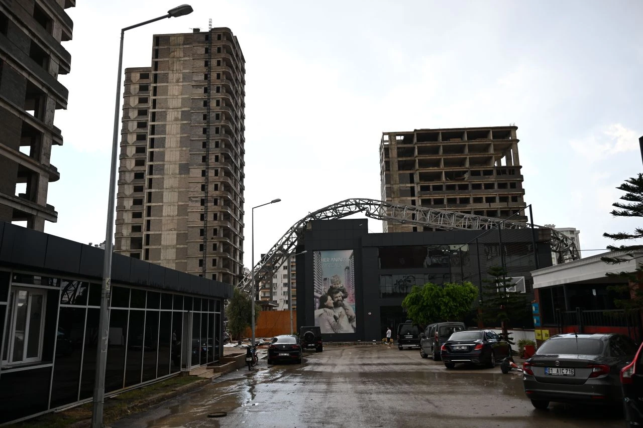 Adana'da hava bir anda karardı, göz gözü görmedi! Korkunç fırtına kamerada - 3. Resim