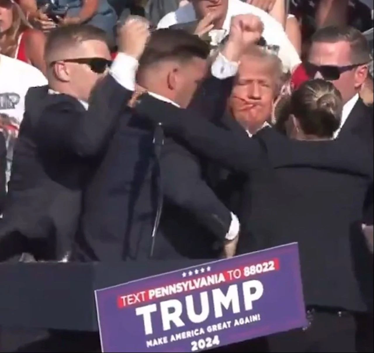 Donald Trump'a silahlı saldırı anı kameraya yansıdı! Kulağını tutup eğildi - 1. Resim