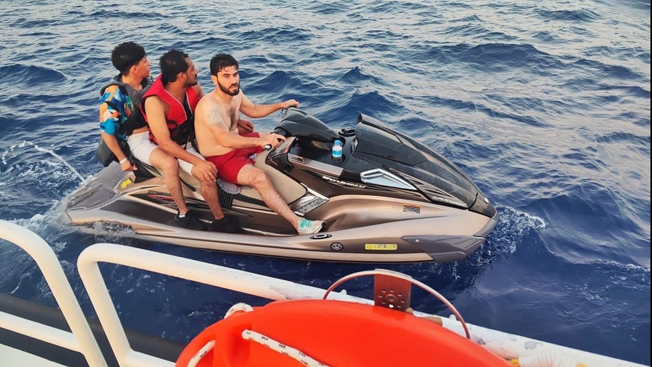 Düzensiz göçmenler jet ski ile kaçmaya çalıştı! Bodrum açıklarında hareketli anlar