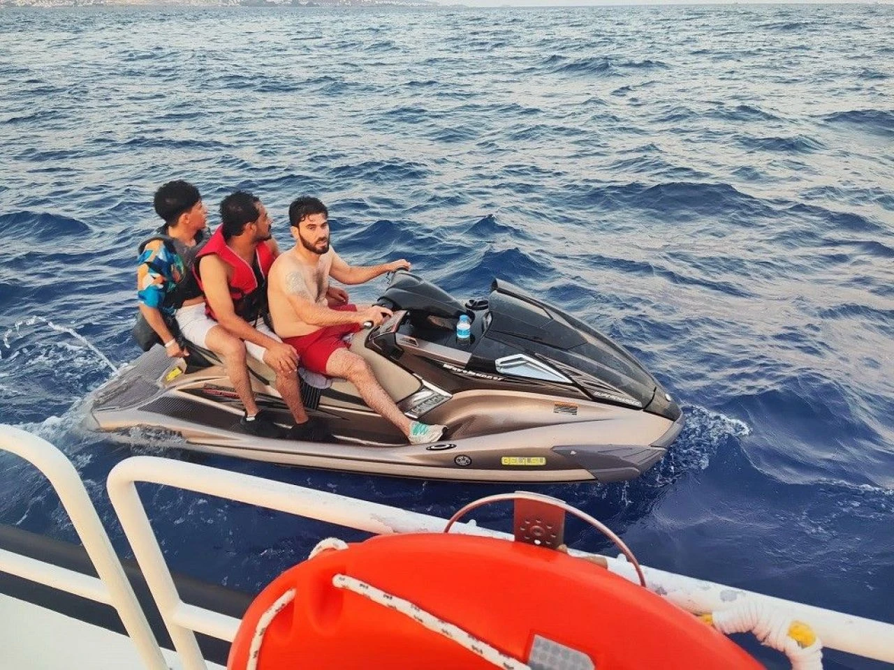 Düzensiz göçmenler jet ski ile kaçmaya çalıştı! Bodrum açıklarında hareketli anlar - 1. Resim