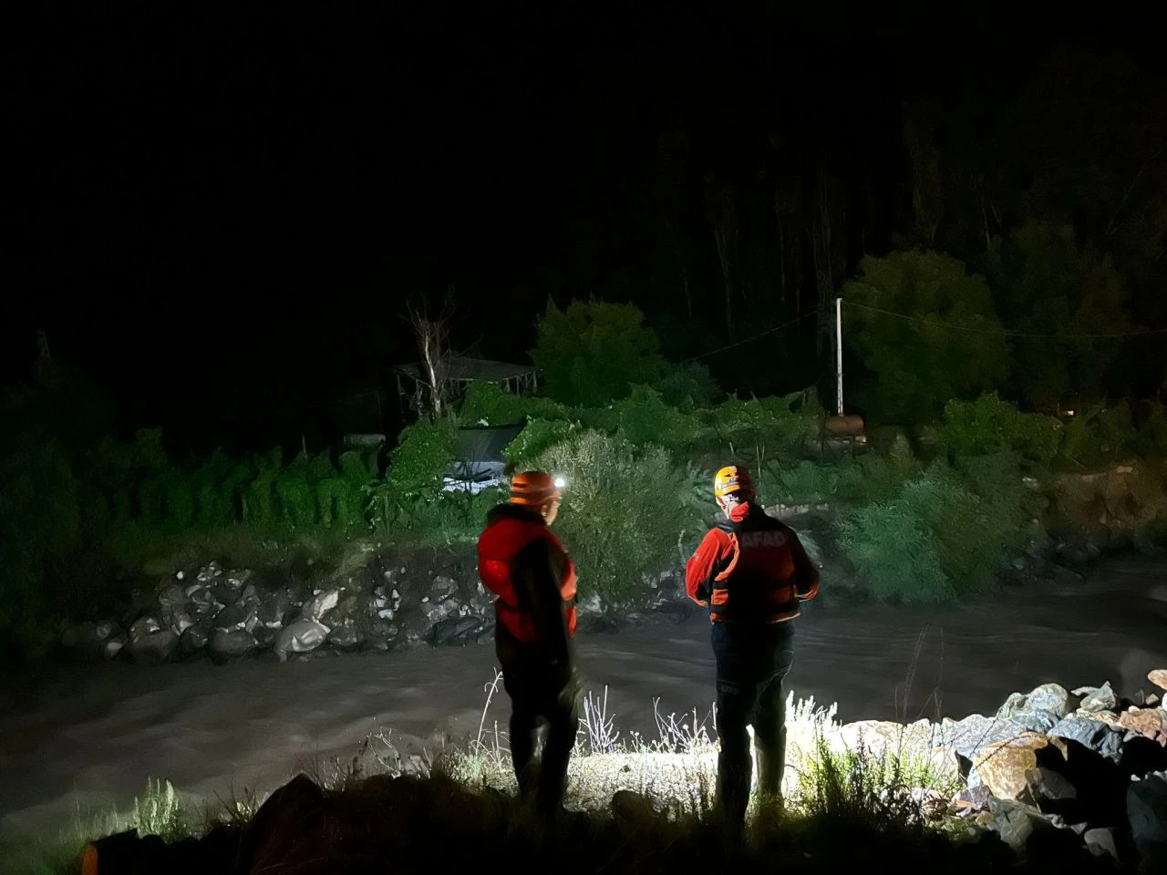 Heyelan Erzurum’u vurdu: Dereye sürüklenen anne ve kız kayboldu! - 1. Resim