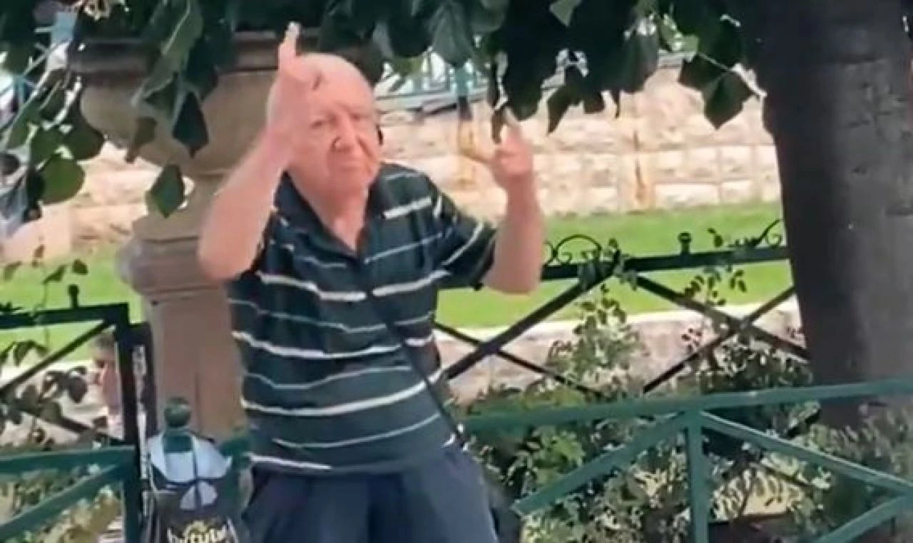 Islak Islak'a efsanevi eşlik: Eskişehir'de amca ve sokak müzisyeninden viral video! - 1. Resim