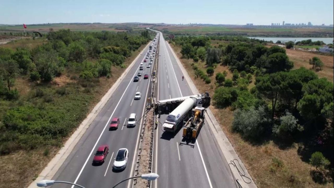 TEM otoyolunda gaz yüklü tanker devrildi! İstanbul istikametinde trafik durdu - 3. Resim