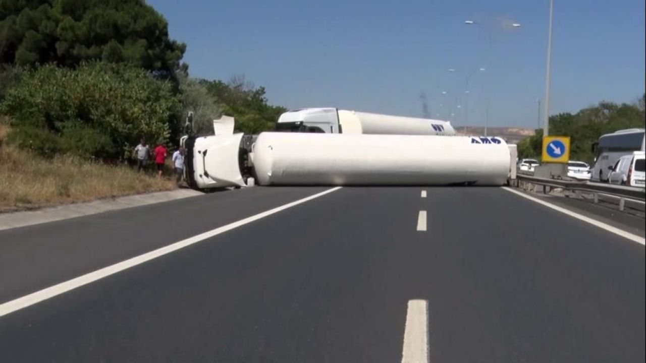 TEM otoyolunda gaz yüklü tanker devrildi! İstanbul istikametinde trafik durdu - 1. Resim