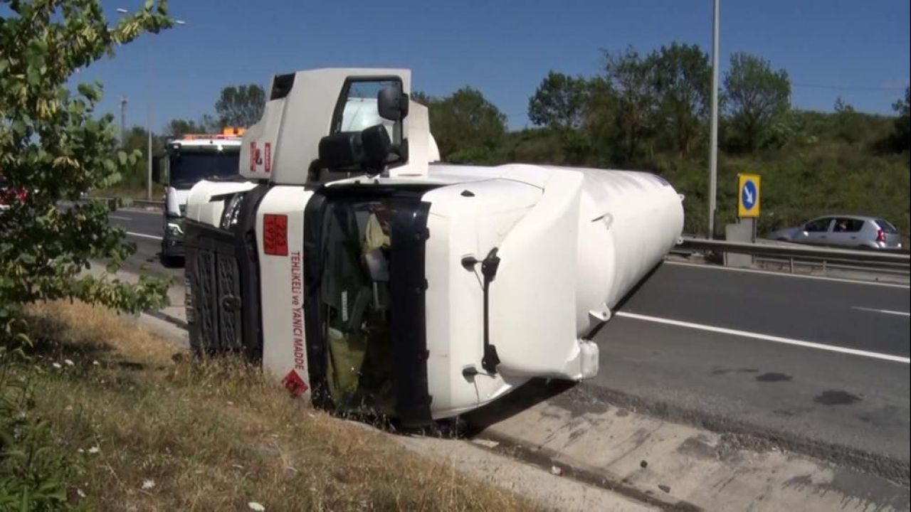 TEM otoyolunda gaz yüklü tanker devrildi! İstanbul istikametinde trafik durdu - 2. Resim