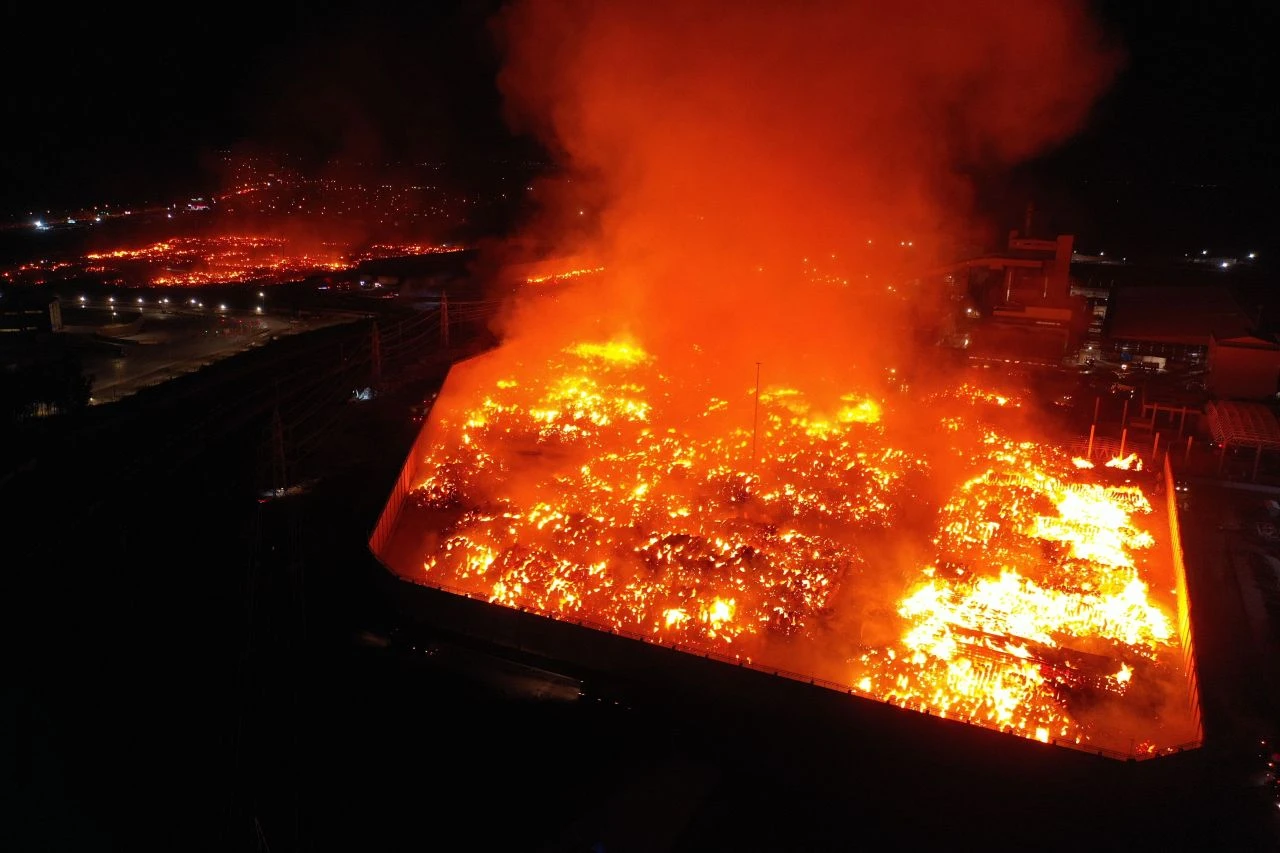 Aydın’daki kağıt fabrikasında çıkan yangın 2. depoya sıçradı - 1. Resim