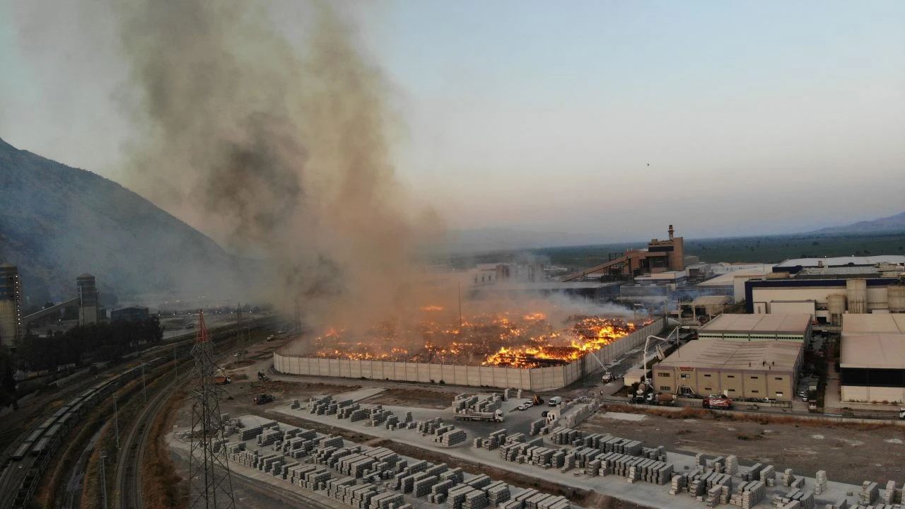 Kağıt fabrikası cayır cayır yanıyor! 4 gündür söndürülemedi - 2. Resim