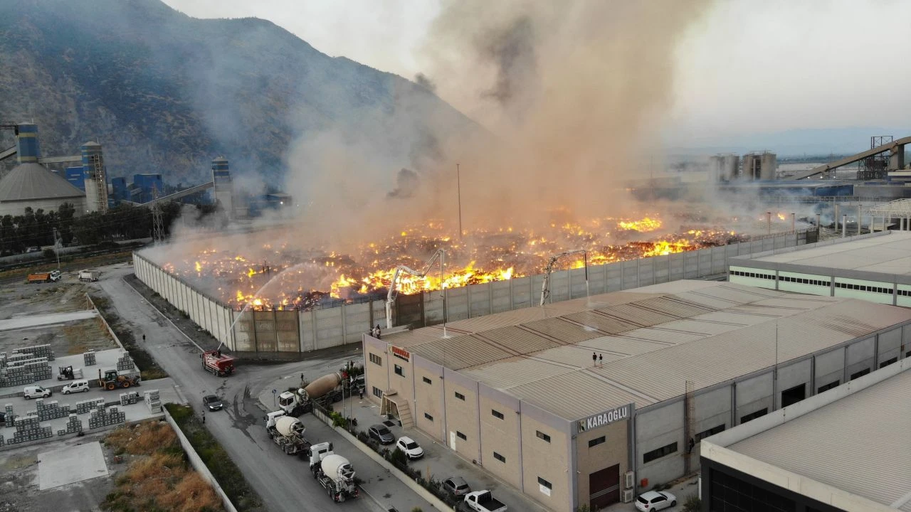 Kağıt fabrikası cayır cayır yanıyor! 4 gündür söndürülemedi - 1. Resim