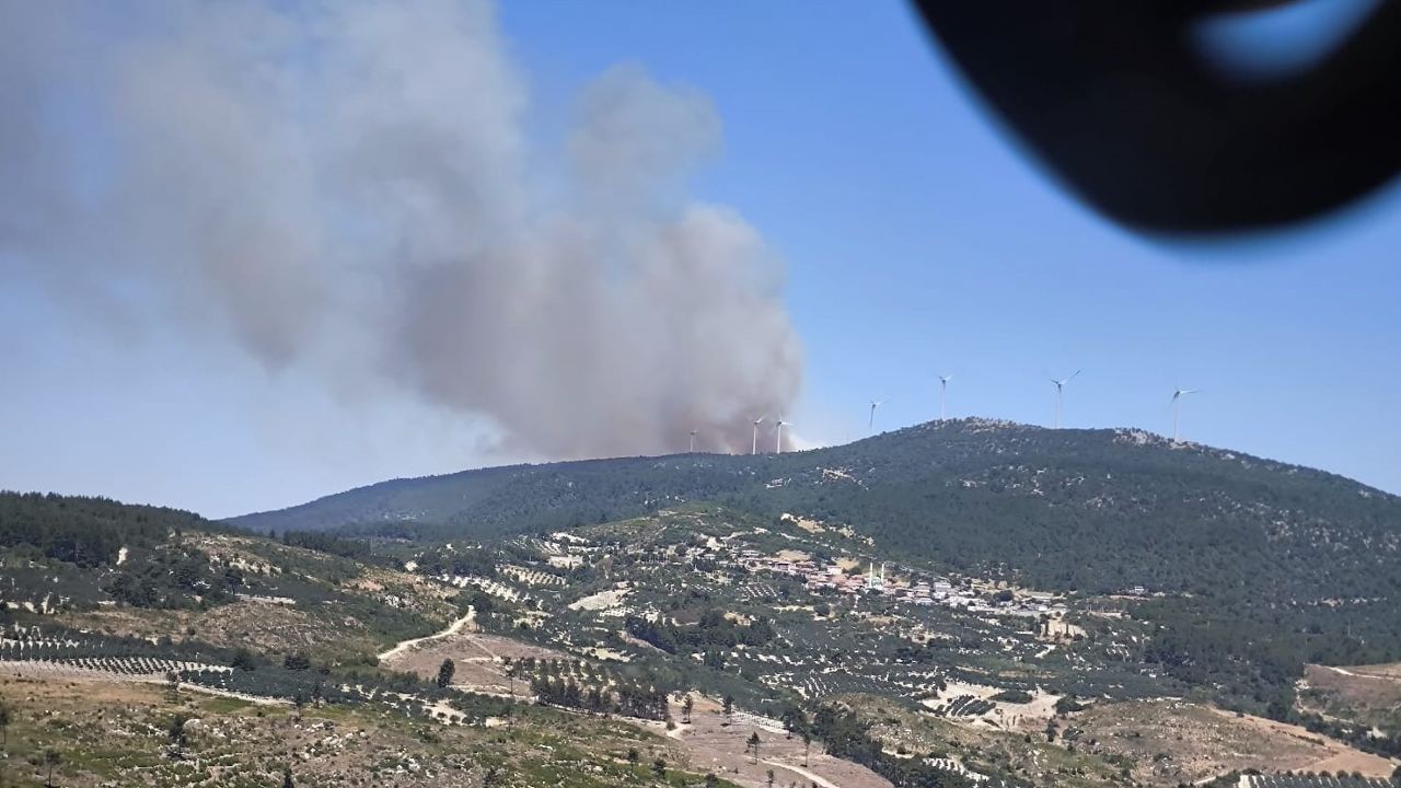 Manisa Soma&#039;da çıkan orman yangınını karadan ve havadan söndürme çalışmaları devam ediyor