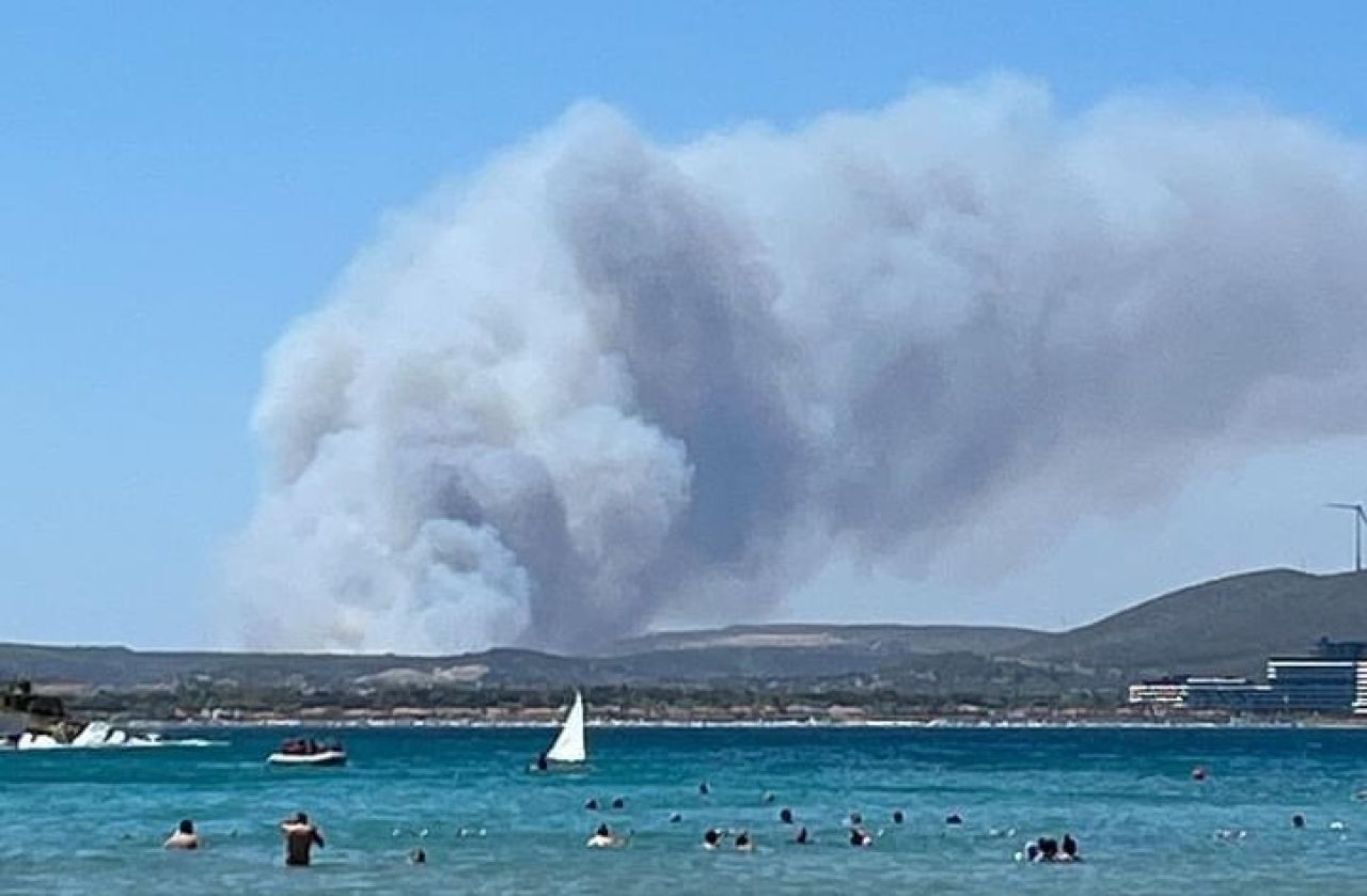 Rüzgarın etkisiyle büyüdü! Çeşme'deki orman yangınına müdahale sürüyor - 2. Resim