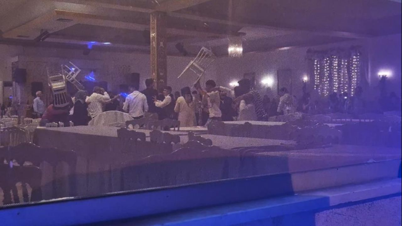 Samsun’da düğün savaş alanına döndü: Sandalyeler ve bıçaklar havada uçuştu! - 2. Resim