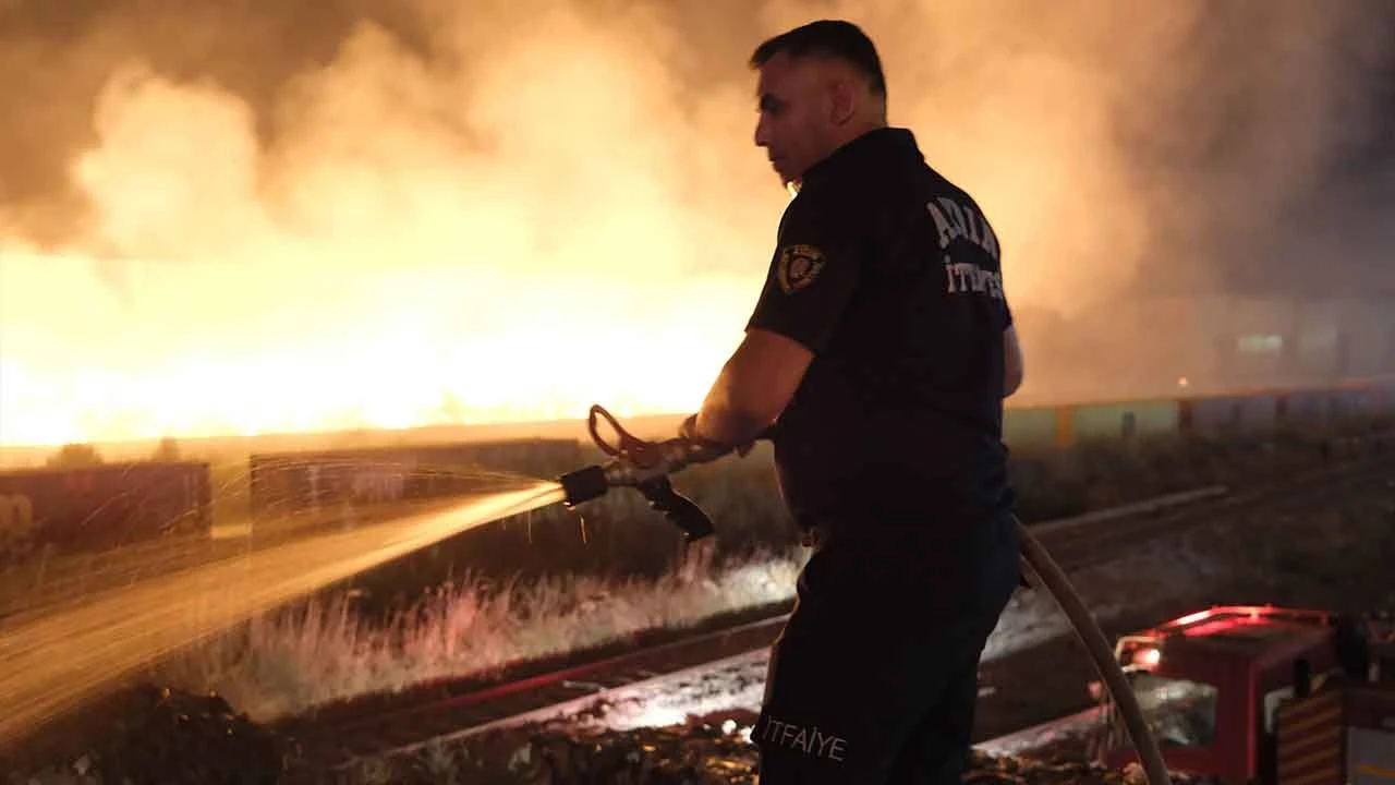 Söke kağıt fabrikasındaki yangın söndürülemiyor! Alevler onlarca kilometre uzaktan görünüyor