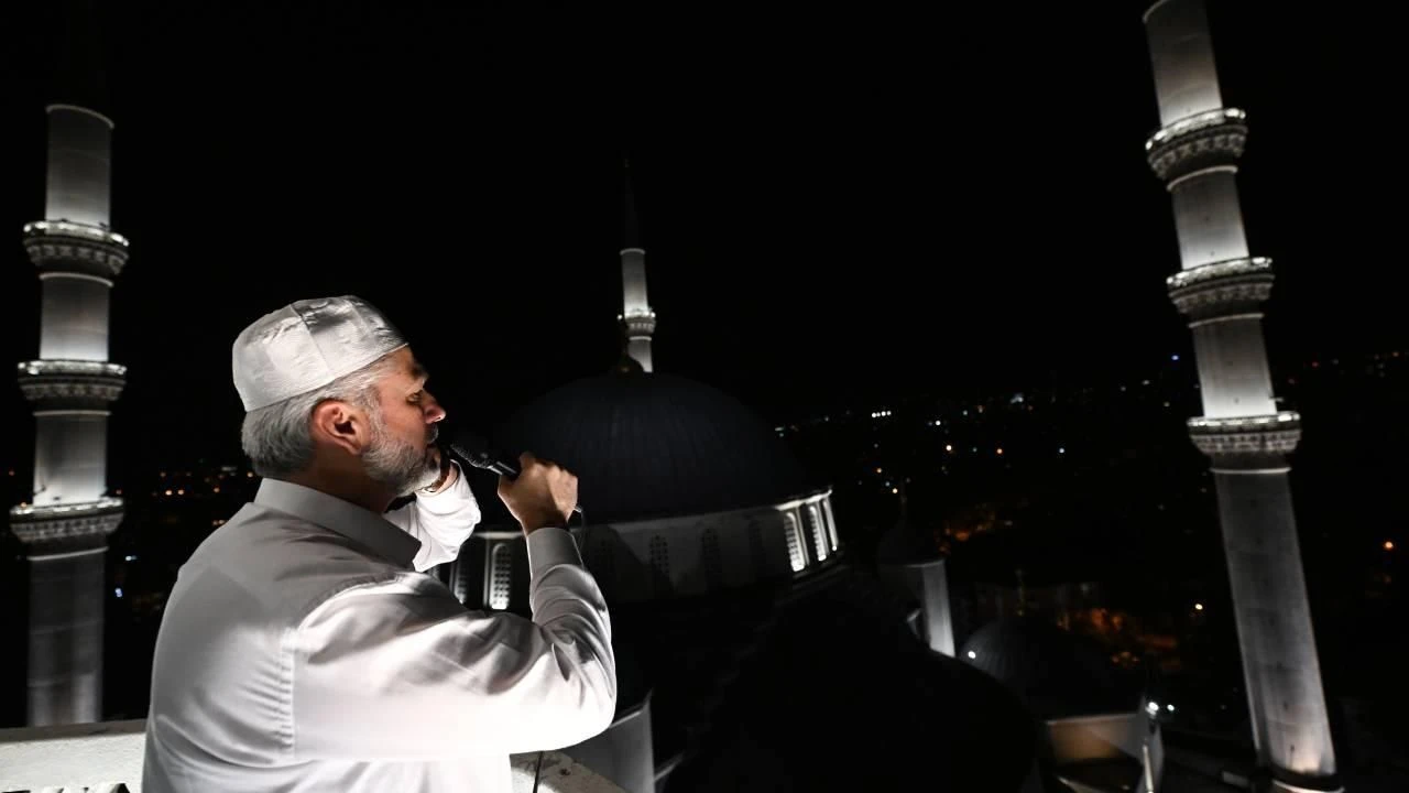 15 Temmuz Demokrasi ve Milli Birlik Günü: 90 bin camide şehitler için sela okundu! - 1. Resim