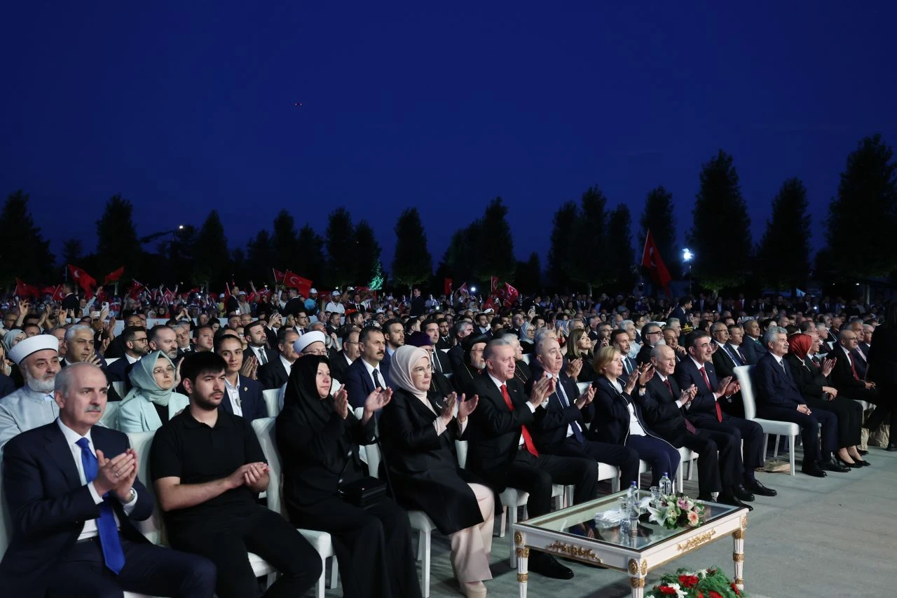Azerin şarkının sonunda bozkurt işareti yaptı, Cumhurbaşkanı Erdoğan alkışladı - 2. Resim