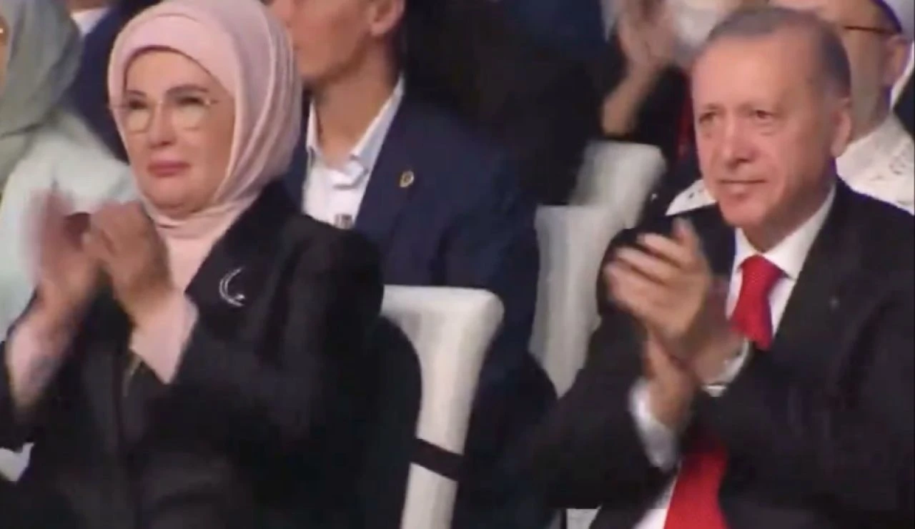 Azerin şarkının sonunda bozkurt işareti yaptı, Cumhurbaşkanı Erdoğan alkışladı - 1. Resim