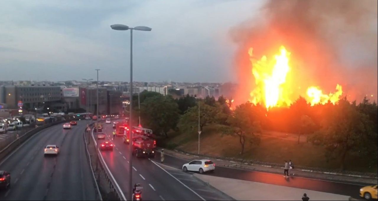 Bakırköy E-5 kenarı Atatürk Havalimanı bölümünde yangın çıktı! Yol trafiğe kapatıldı - 2. Resim