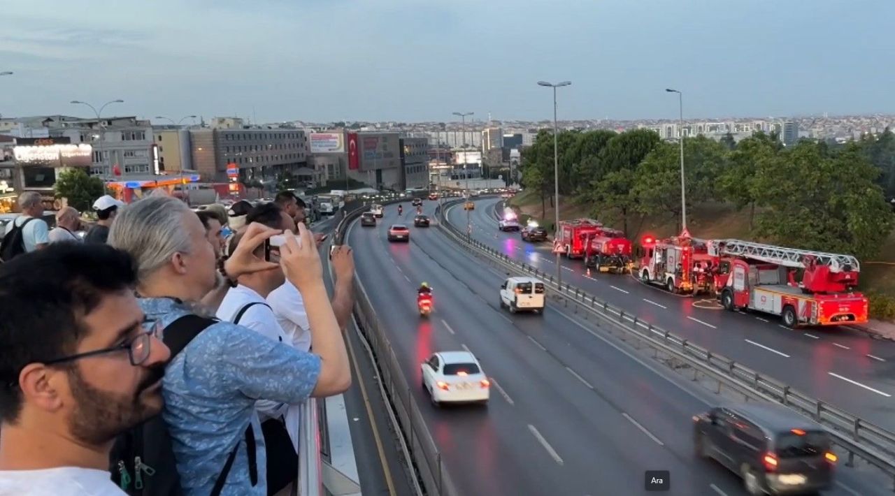 Bakırköy E-5 kenarı Atatürk Havalimanı bölümünde yangın çıktı! Yol trafiğe kapatıldı - 1. Resim