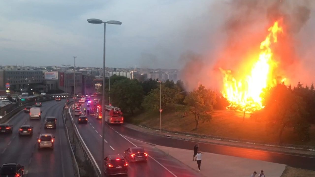 Bakırköy E-5 kenarı Atatürk Havalimanı bölümünde yangın çıktı! Yol trafiğe kapatıldı