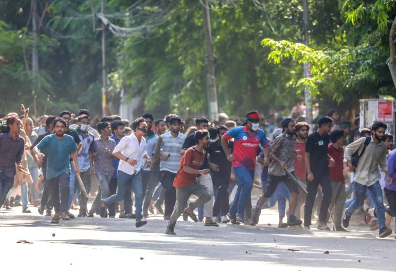 Bangladeş'te ortalık savaş alanına döndü! Karşıt görüşlü öğrenciler birbirine girdi - 4. Resim