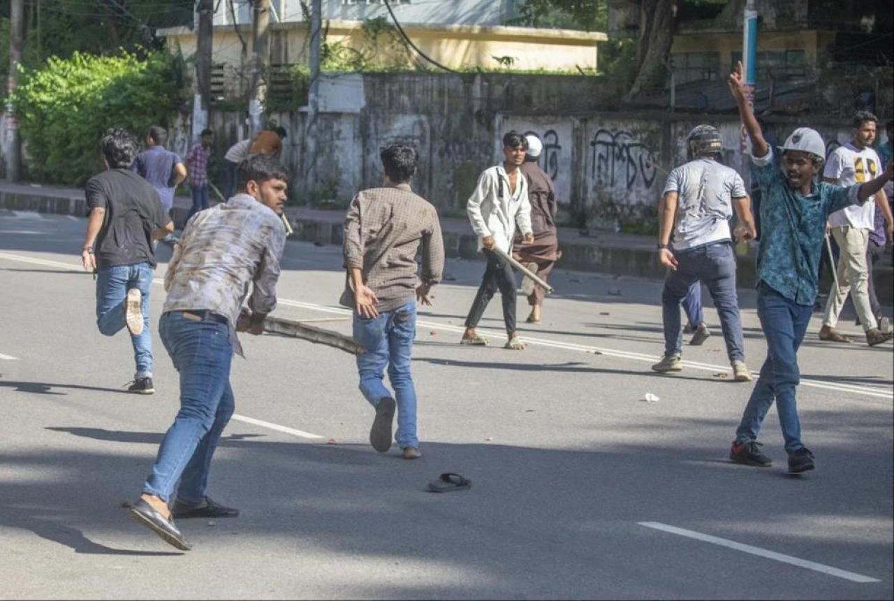 Bangladeş'te ortalık savaş alanına döndü! Karşıt görüşlü öğrenciler birbirine girdi - 3. Resim