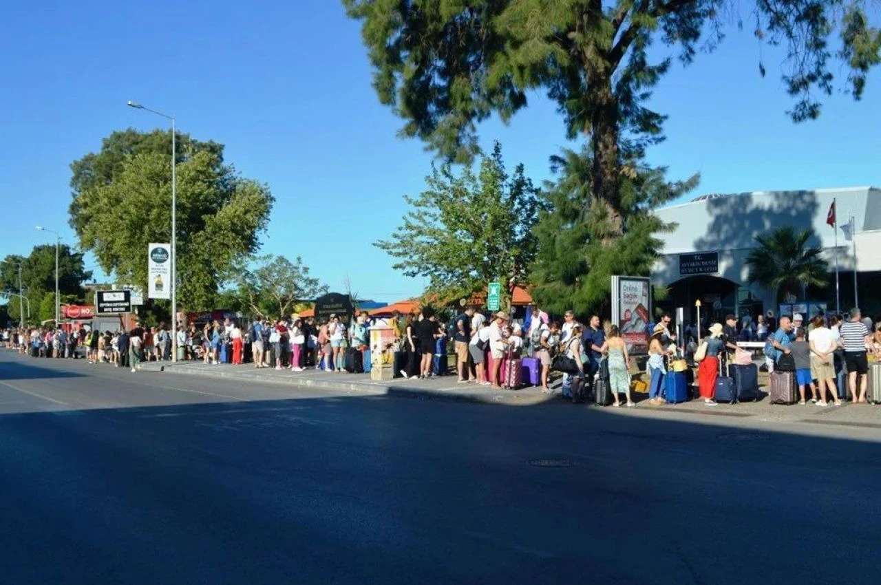 Bodrum'daki farklı fiyat politikası yerli turistleri küstürdü! Oteller iflasın eşiğindeyken Yunan adalarında uzun kuyruklar oluştu