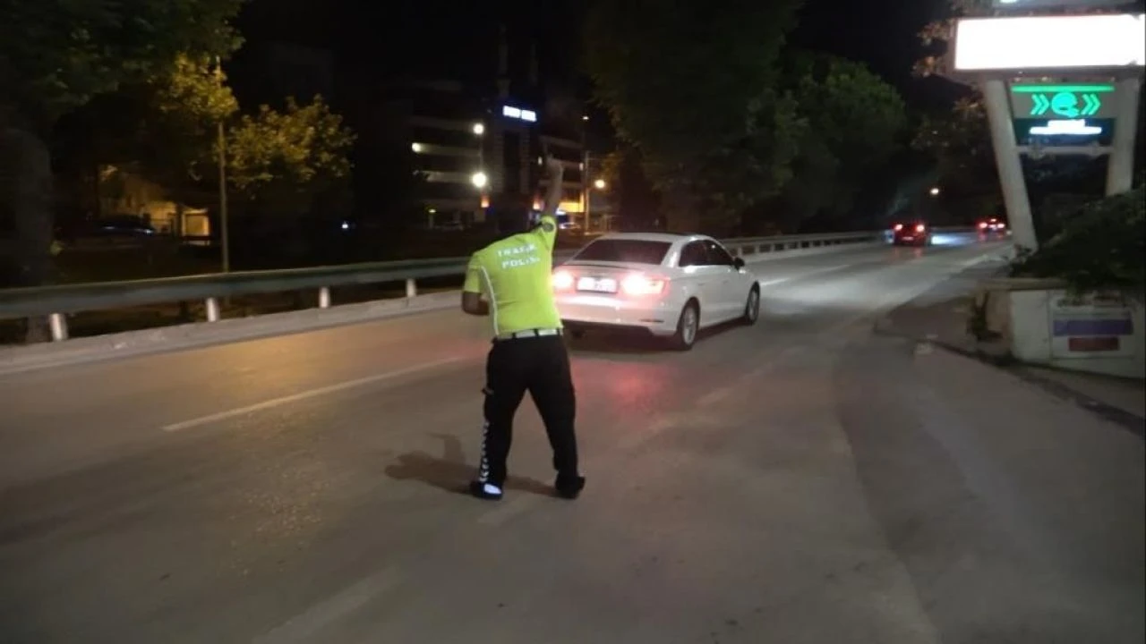 Bursa'da polisi canından bezdirdi! Ne ‘dur' ikazına ne uyarı ateşine aldırış etti! Geri vitese takıp böyle kaçtı - 1. Resim