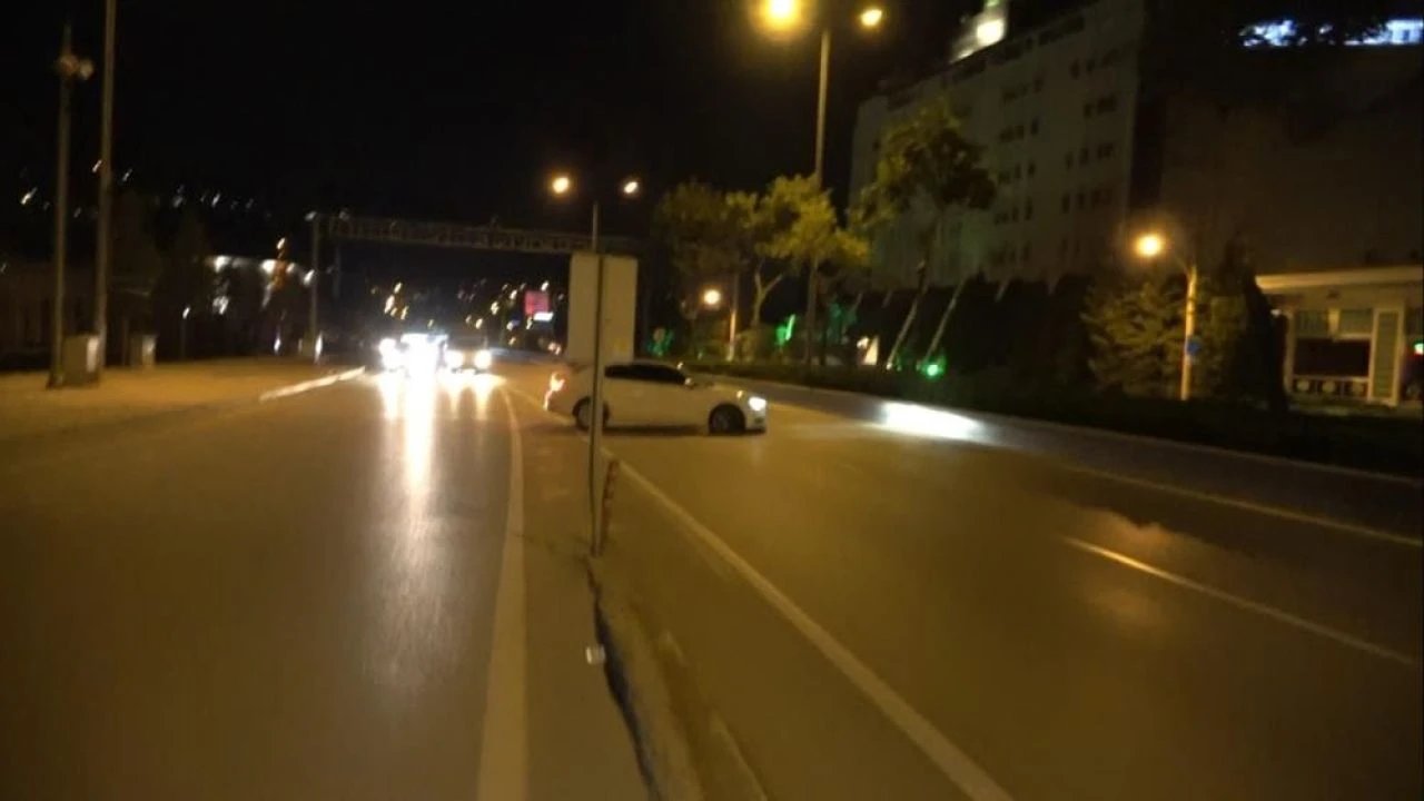 Bursa'da polisi canından bezdirdi! Ne ‘dur' ikazına ne uyarı ateşine aldırış etti! Geri vitese takıp böyle kaçtı - 2. Resim