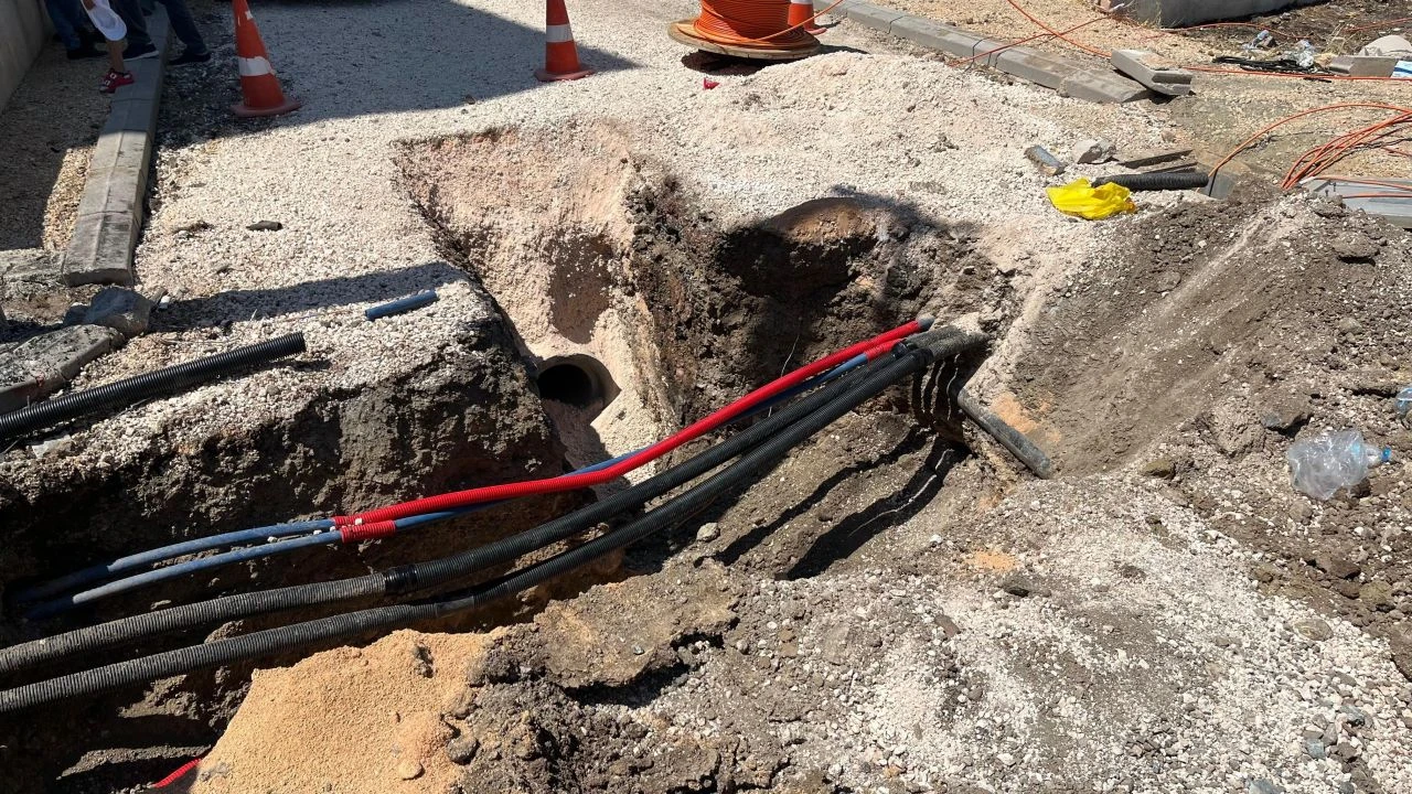 Doğal gaz hattını deldiler, evlerin boyu kadar alevler yükseldi! Mahalleli dehşeti yaşadı - 1. Resim