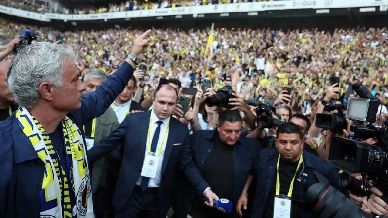 Fenerbahçe taraftarıyla buluşuyor! Jose Mourinho yönetiminde Kadıköy'de ilk maç - 1. Resim