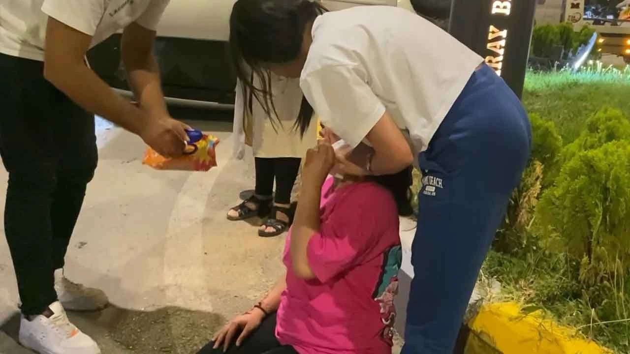 Kendi acısını unutup 'Arkadaşım nasıl?' diye sordu, onun yarasını sardı!