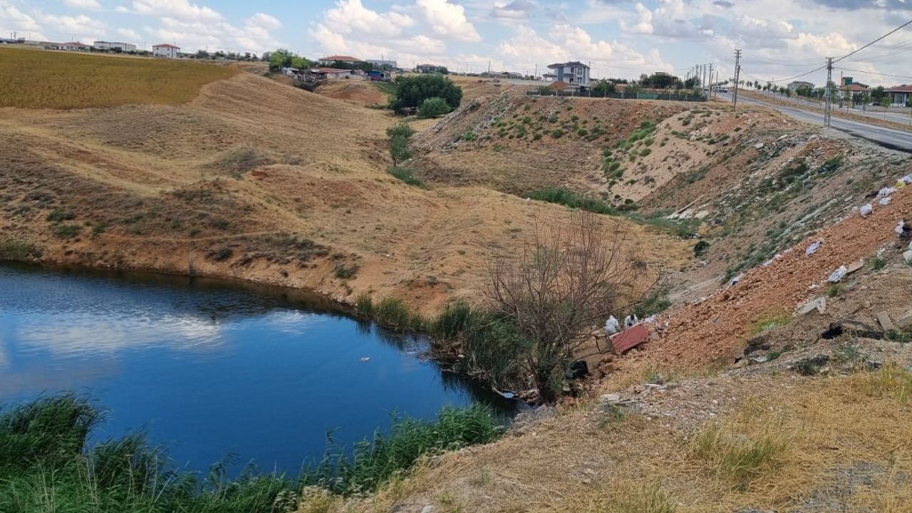 Kırşehir&#039;de dere kenarına atılan bazanın içinden erkek cesedi çıktı