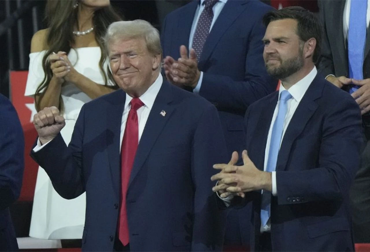 Trump, suikast girişimi sonrası ilk kez kürsüde! Yeni yardımcısını da tanıttı - 1. Resim