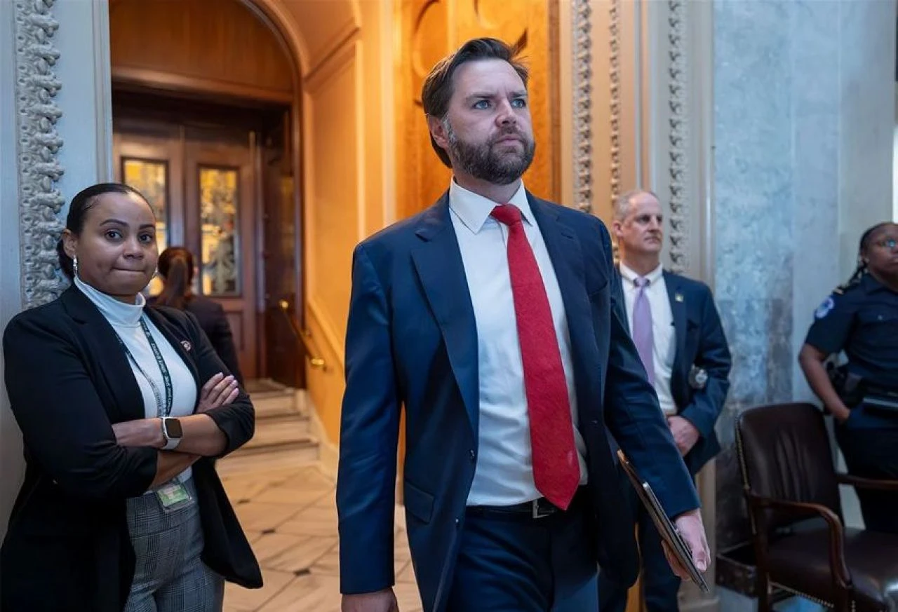 Trump, suikast girişimi sonrası ilk kez sahnede! Yeni yardımcısı JD Vance ile çıktı - 2. Resim