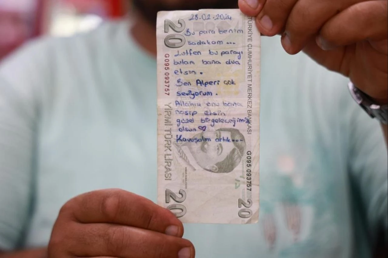 Verdiği 20 TL sadakanın üzerine yazdığı not görenleri şaşırttı