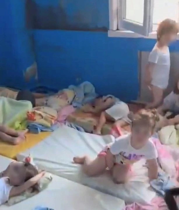 Anaokulunda şoke eden görüntüler! Çocuklar üst üste uyutuldu, okul sahibi 'komplo' dedi - 1. Resim