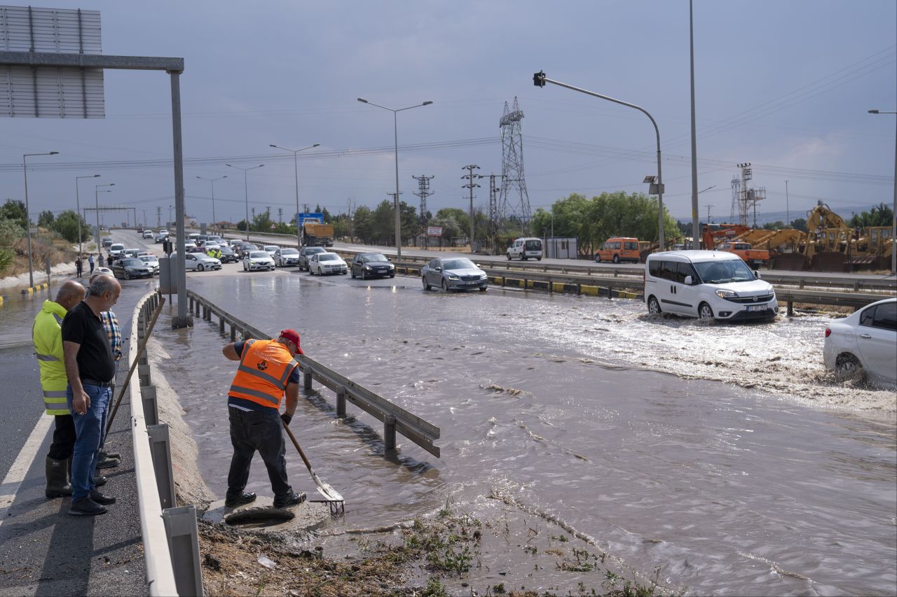 Ankara'da sağanak bastı Esenboğa Havalimanı adeta göle döndü - 1. Resim