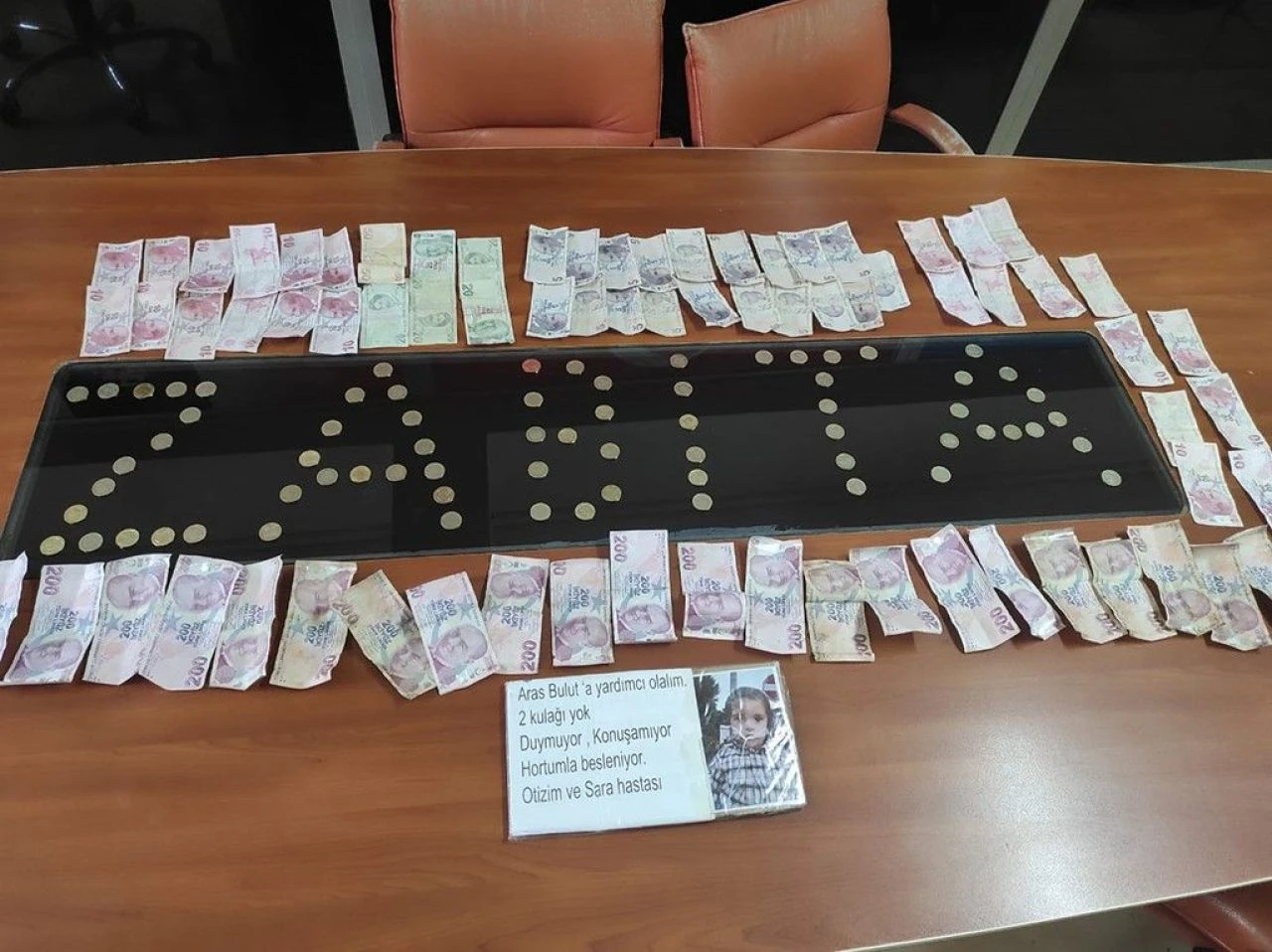 Dilencinin zulası bastonu çıktı! Ekipler tomar tomar para buldu - 1. Resim