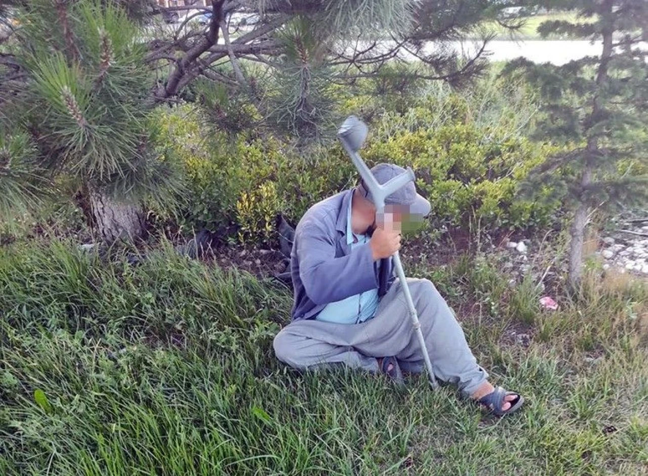 Dilencinin zulası bastonu çıktı! Ekipler tomar tomar para buldu - 2. Resim