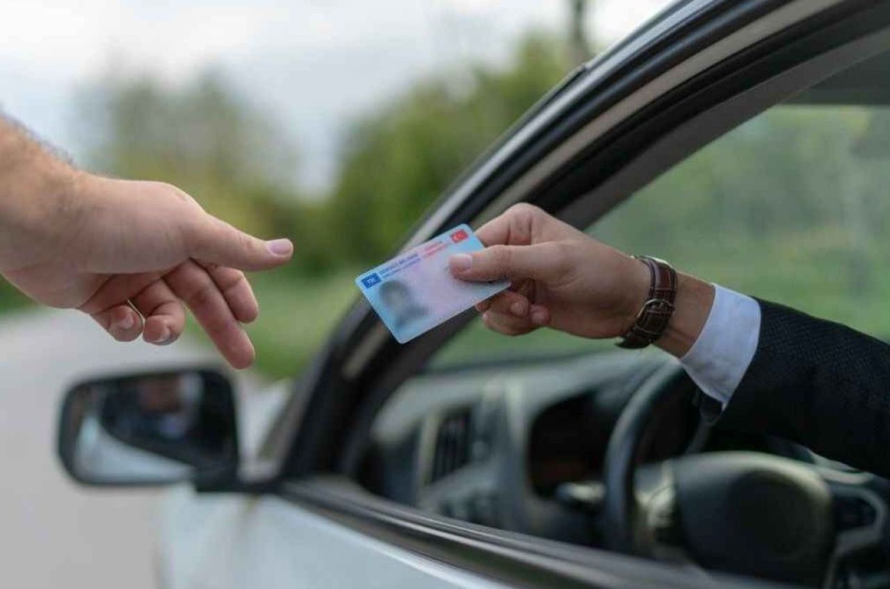 Ehliyeti olanlar dikkat! Yaş sınırı değişti: Artık trafiğe çıkamayacaklar - 1. Resim