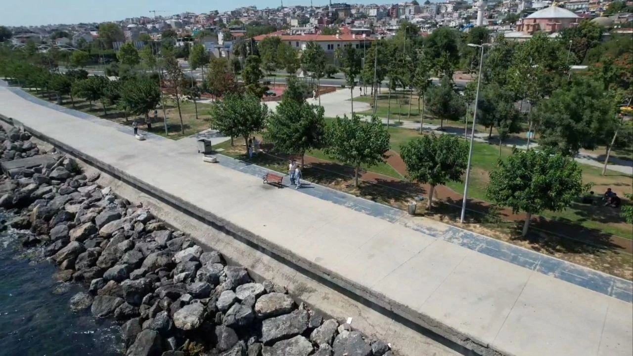 İstanbullular sıcağın etkisinde: Sahil ve parklar bomboş kaldı - 1. Resim