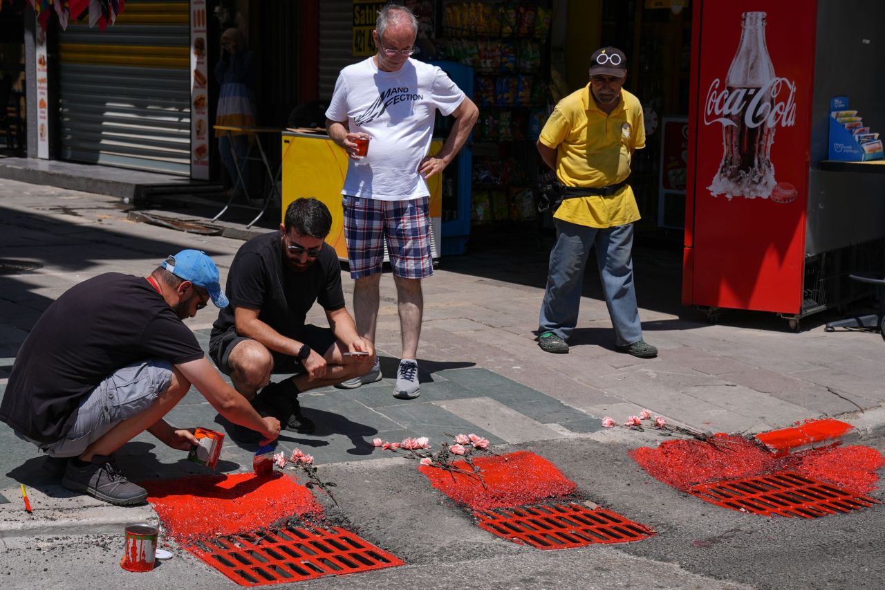 İzmir'deki elektrik faciasının yaşandığı yerde çarpıcı görüntü! Mazgalları kırmızıya boyadılar - 2. Resim