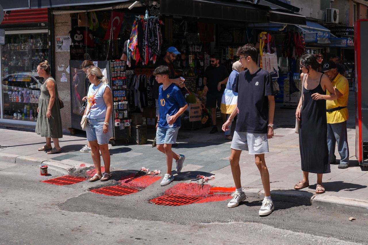 İzmir'deki elektrik faciasının yaşandığı yerde çarpıcı görüntü! Mazgalları kırmızıya boyadılar - 3. Resim